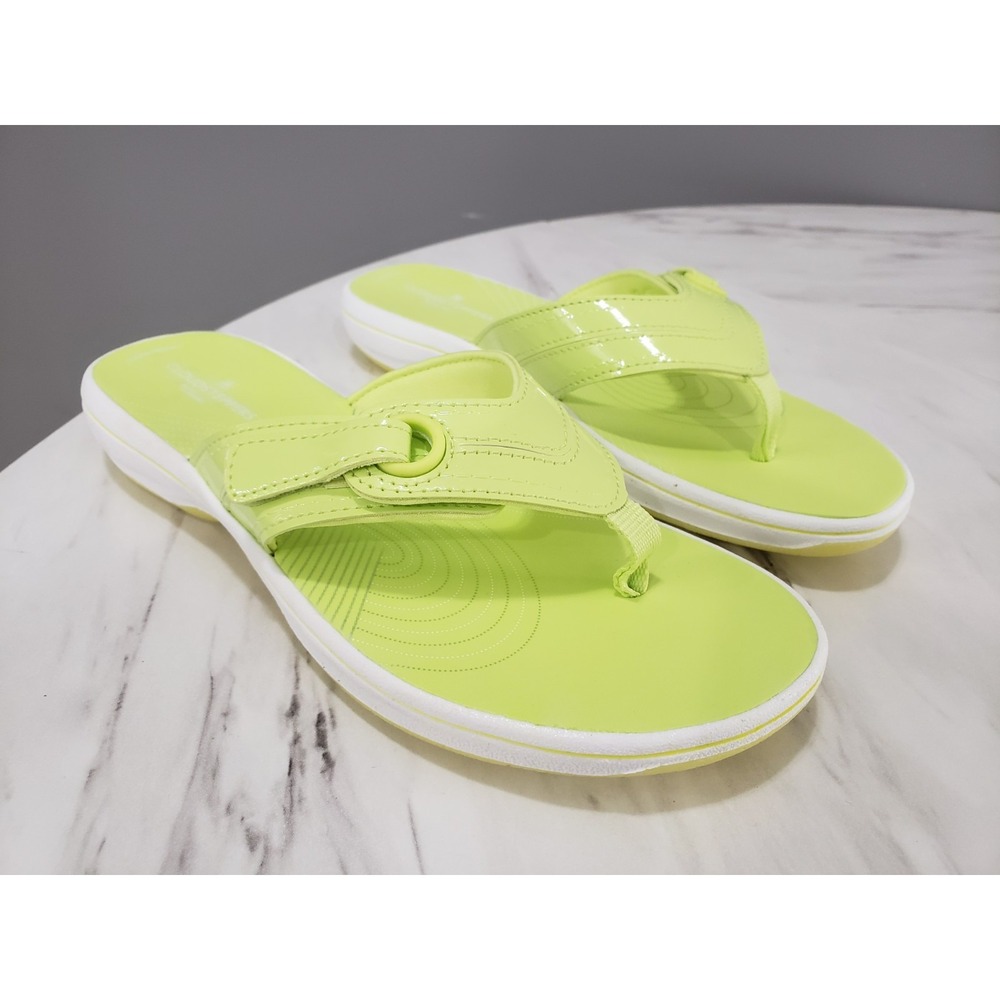 NEW SIZE 8 Clarks Breeze Reyna Sandals LIME GREEN slip on thong flip flops women